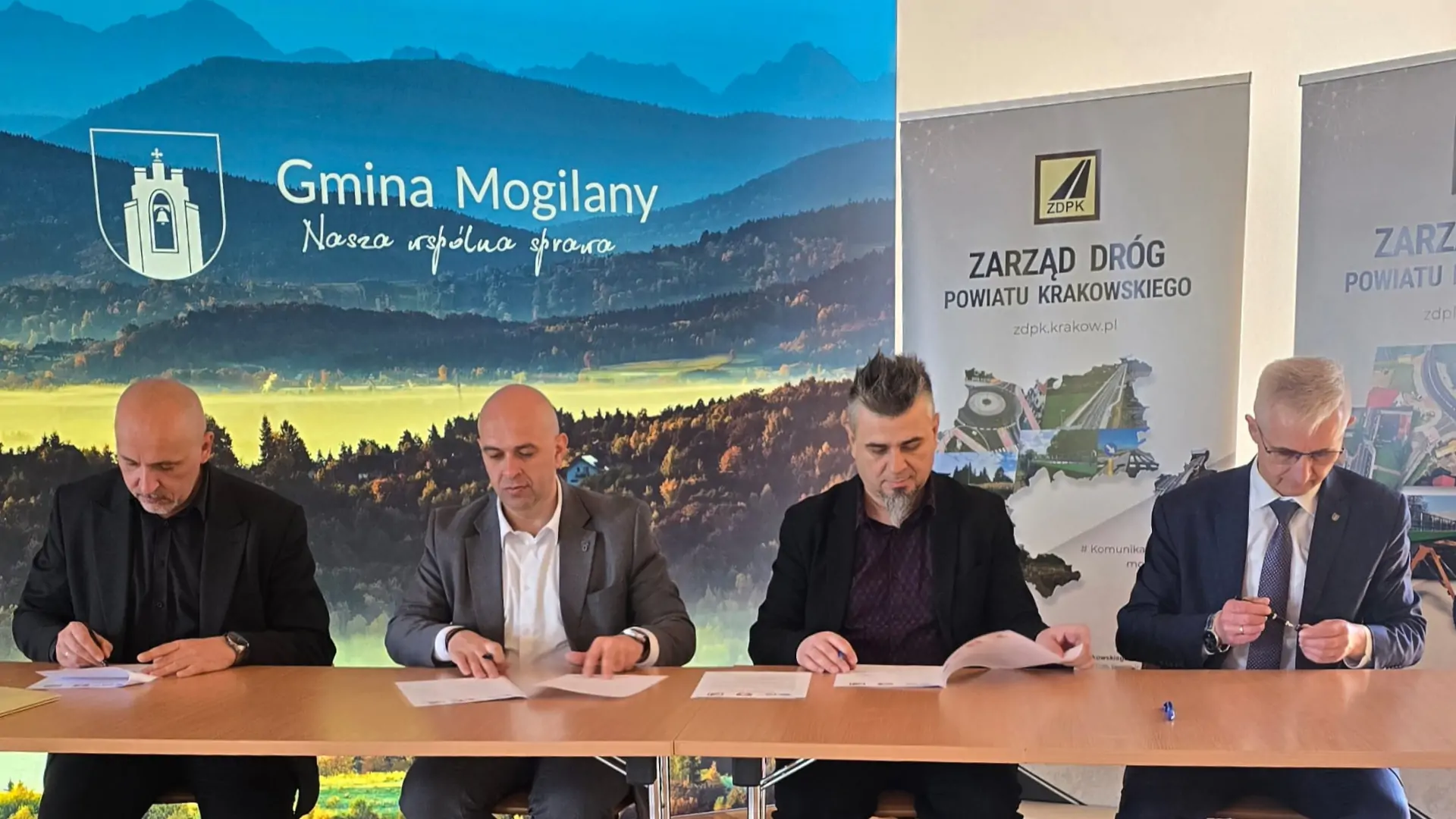 Zdjęcie osób podpisujących oficjalne dokumenty